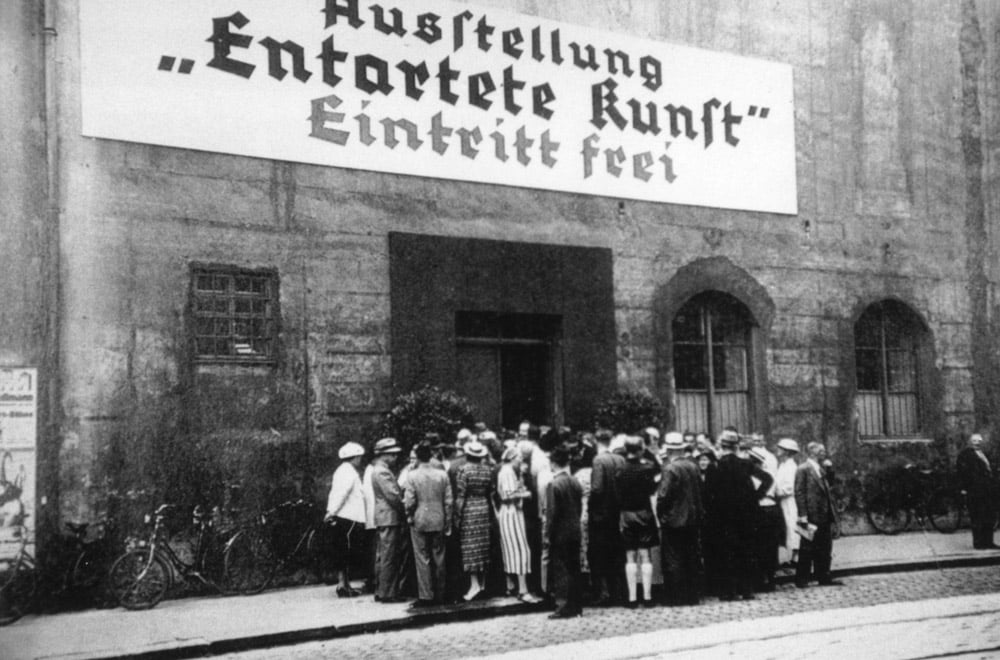 Queues outside the exhibition Degenerate Art in Munich, 1937, photo: Süddeutsche Zeitung/Forum